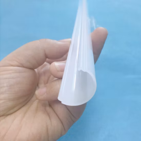 Lente de extrusão de plástico PC feita sob medida para caixa de luz de tubo de LED com bom preço